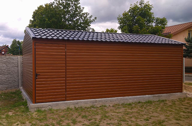 Garaż drewnopodobny z dachem dwuspadowym i dodatkowymi drzwiami