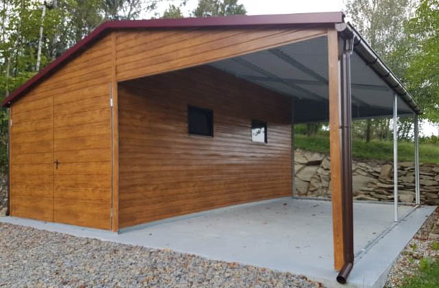 Garaż drewnopodobny z wiatą