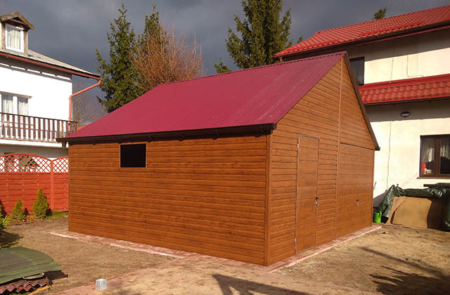 Garaż drewnopodobny z dachem dwuspadowym na indywidualne zamówienie